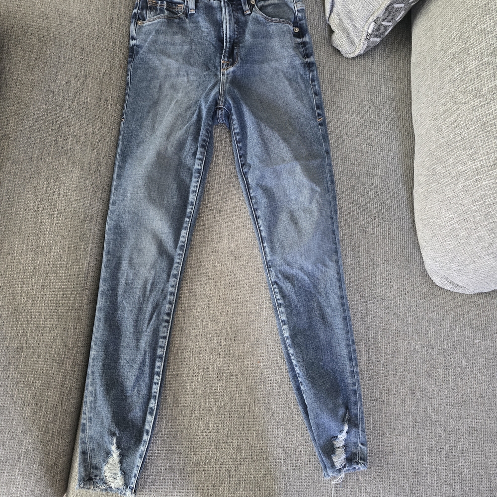 Good American Blue Skinny Jeans with Distressed Hem
